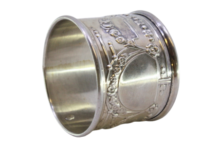 Argola de guardanapo em prata com relevos florais envolvendo cartela para monograma.